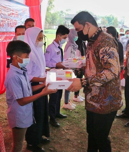 Wali Kota Medan Serahkan Laptop dan Modem Gratis Kepada Siswa SMP di Kota Medan